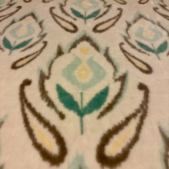 NWOT Life Comfort Super Plush Throw Blanket Teal Taupe White 70"x60" - Picture 4 of 7